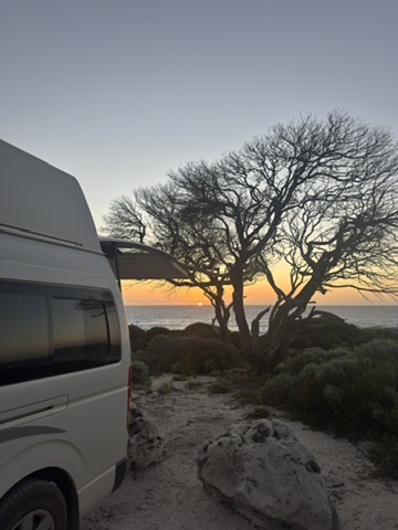 Campervan bij zonsondergang aan de Australische kust