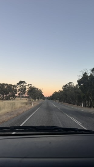 Rijden door het Australische outback bij schemering