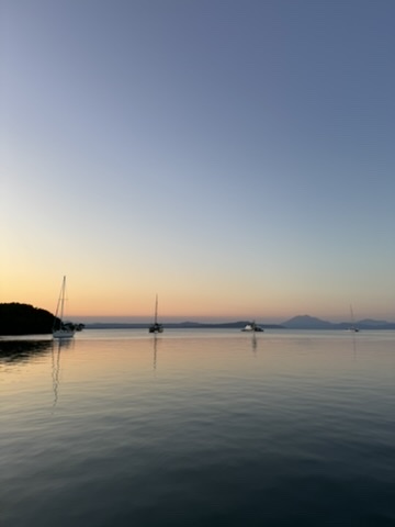 Zeilboten bij zonsondergang voor eilanden, Australië