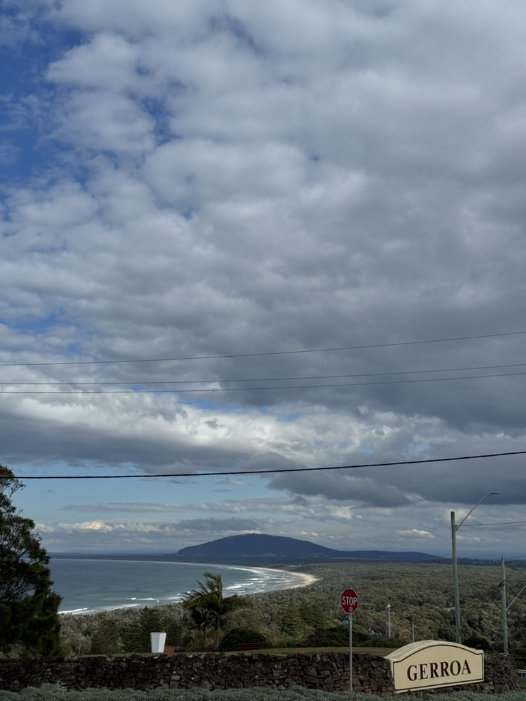 Kustplaats Gerroa, NSW met bord en baai