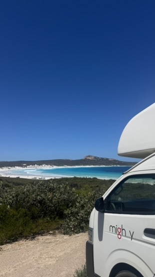 Mighty campervan bij Lucky Bay, Western Australia
