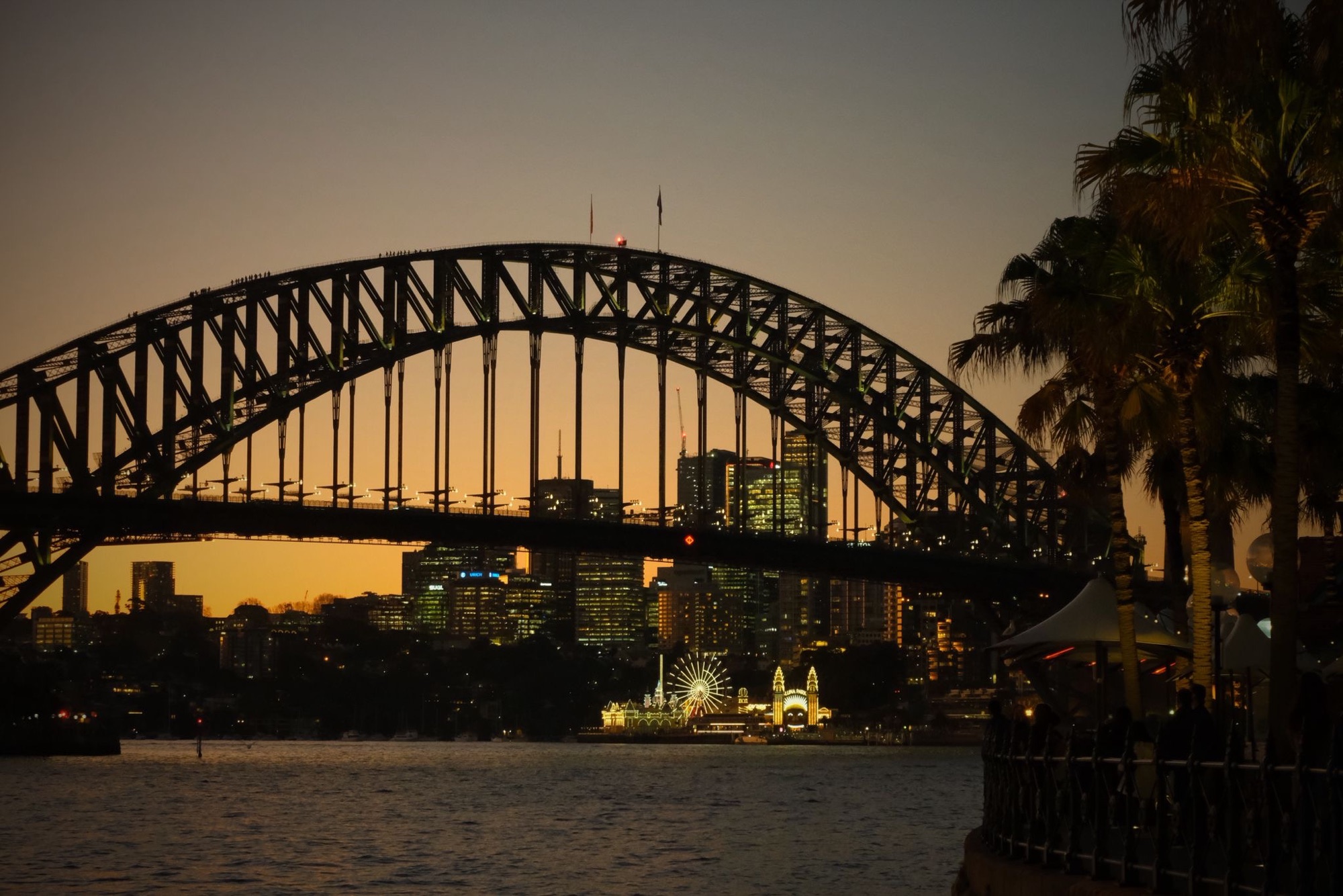 Sydney Harbour Bridge bij zonsondergang met Luna Park