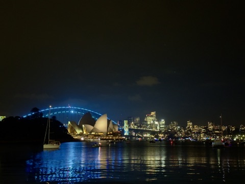Sydney Opera House tijdens Vivid festival met verlichte brug