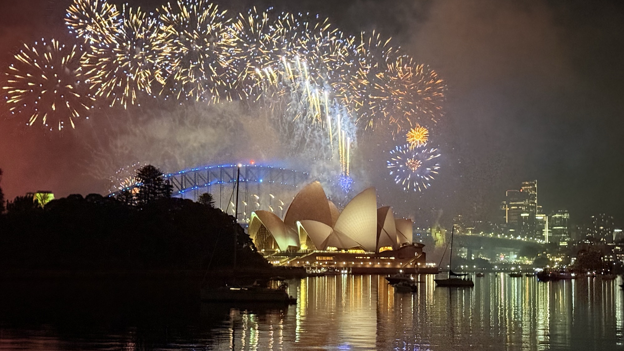 Oudejaarsavond vuurwerk boven Sydney Opera House en Harbour Bridge