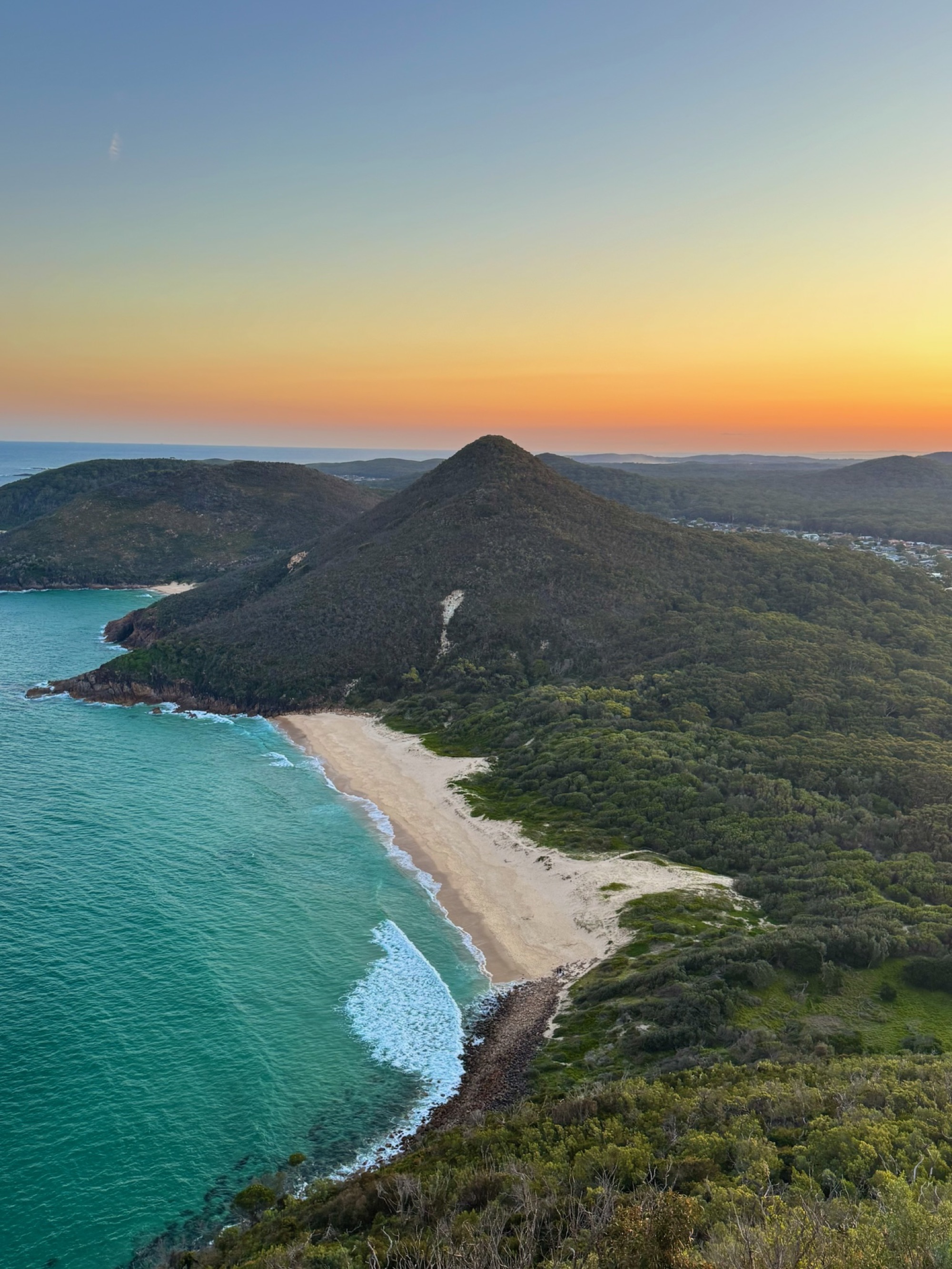 Zonsondergang boven Tomaree Head, NSW kustlijn