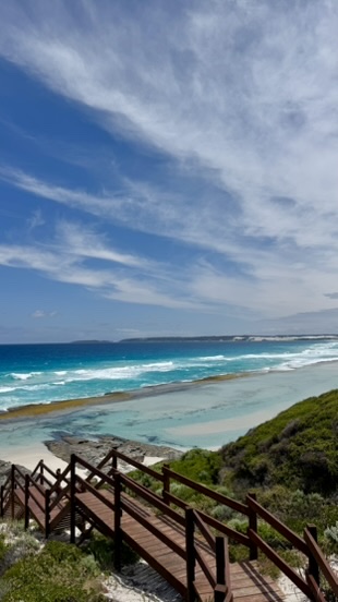 Houten boardwalk naar turquoise strand in Western Australia